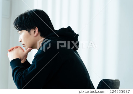 使用計算機的一個年輕人 124355987