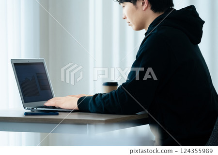 使用計算機的一個年輕人 124355989