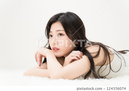 美女形象：躺著的年輕女子，倦怠 124356074