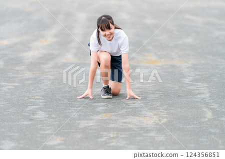 國中、高中女生在校園裡奔跑（俱樂部活動、運動會、田徑運動會、班級比賽、田徑運動會、田徑俱樂部） 124356851