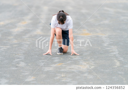 Junior high and high school girls running in the schoolyard (club activities, sports day, athletics festival, class match, track and field meet, track and field club) 124356852