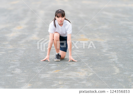 國中、高中女生在校園裡奔跑（俱樂部活動、運動會、田徑運動會、班級比賽、田徑運動會、田徑俱樂部） 124356853