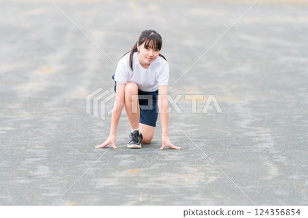 國中、高中女生在校園裡奔跑（俱樂部活動、運動會、田徑運動會、班級比賽、田徑運動會、田徑俱樂部） 124356854