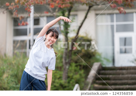 女孩、兒童、學生和小學生在校園裡做暖身運動 124356859