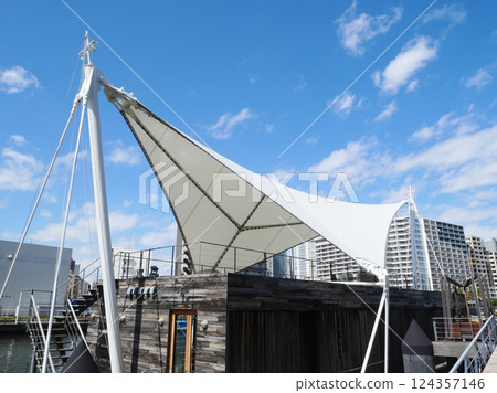 Scenery with a floating hotel | Tennozu Isle 124357146