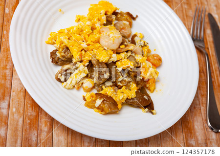 Scramble with mushrooms and shrimp served on platter 124357178