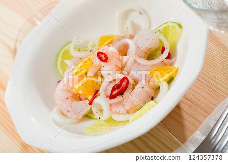 Ceviche with shrimps, lime, orange 124357378