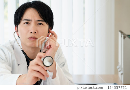 放置聽診器的醫生 124357751