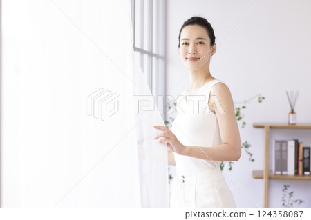 生活方式：早上站在窗邊的女人 124358087