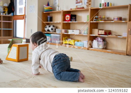 10個月大的嬰兒 124359182