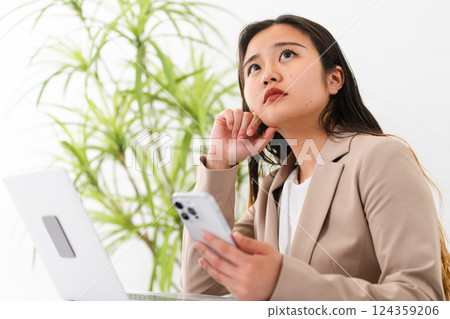 穿著西裝的年輕女子 商業形象 穿著西裝的年輕女子 商業形象 124359206
