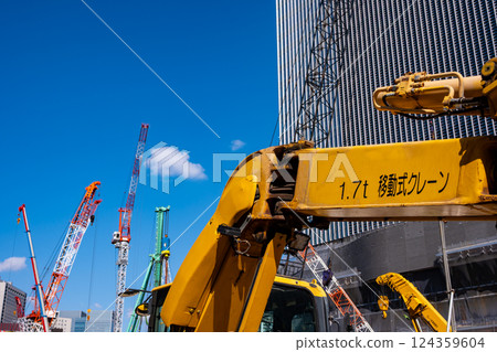 Heavy machinery and buildings under construction Takanawa Gateway 2025.03 d-1 Heavy machinery and buildings under construction Takanawa Gateway 2025.03 d-1 124359604