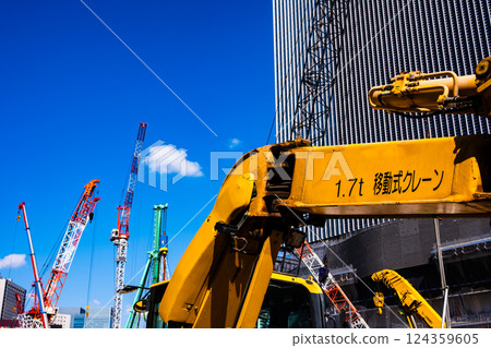 重型機械與在建建築 Takanawa Gateway 2025.03 d-2 高飽和度對比 124359605