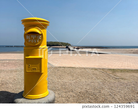 Yellow post of happiness Yellow post of happiness 124359691