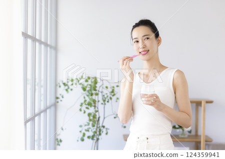 生活風格：一位女士早上刷牙 124359941