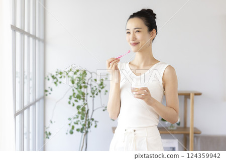 生活風格：一位女士早上刷牙 124359942