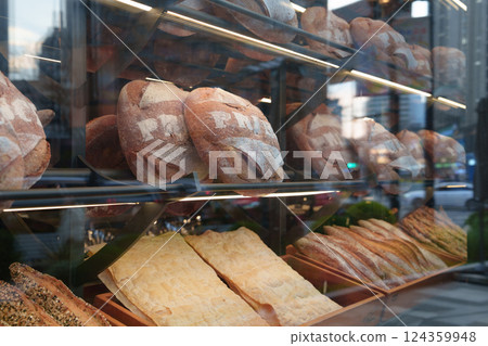烘焙店窗裡的誘人麵包 烘焙店窗裡的誘人麵包 124359948