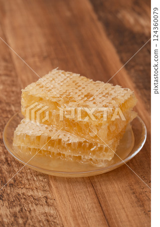 木紋上的蜂巢蜜 木紋上的蜂巢蜜 124360079