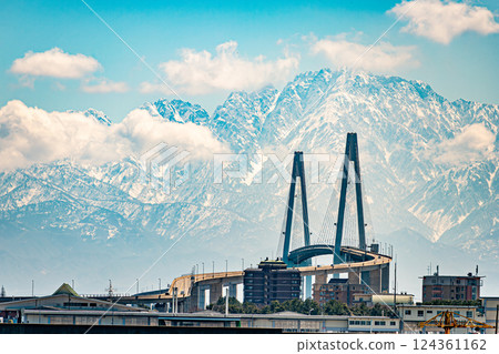 Shinminato Ohashi和Tateyama山脈 124361162