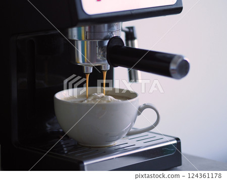 White coffee cup While making coffee White coffee cup While making coffee 124361178