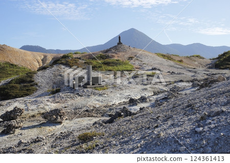 恐山菩提寺的戰死者紀念碑和延命地藏菩薩像，背景是大神山山脈 124361413
