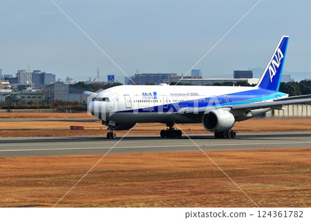 大阪國際機場 ANA Airplane Takeoff Ready Sky Park 124361782