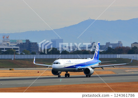 大阪國際機場 ANA Airplane Takeoff Ready Sky Park 大阪國際機場 ANA Airplane Takeoff Ready Sky Park 124361786