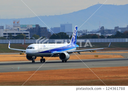 大阪國際機場 ANA Airplane Takeoff Ready Sky Park 124361788