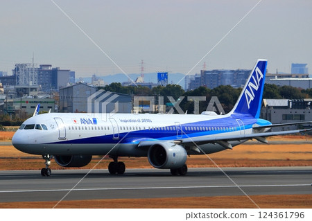 大阪國際機場 ANA Airplane Takeoff Ready Sky Park 大阪國際機場 ANA Airplane Takeoff Ready Sky Park 124361796