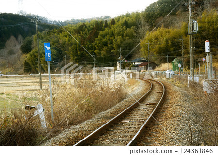 Near Mikazuki Station, the Mikazuki clan, descended from Mori Ranmaru, continued until the Meiji era. Near Mikazuki Station, the Mikazuki clan, descended from Mori Ranmaru, continued until the Meiji era. 124361846