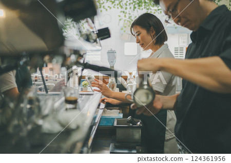 coffee shop, cafe, cafeteria 124361956