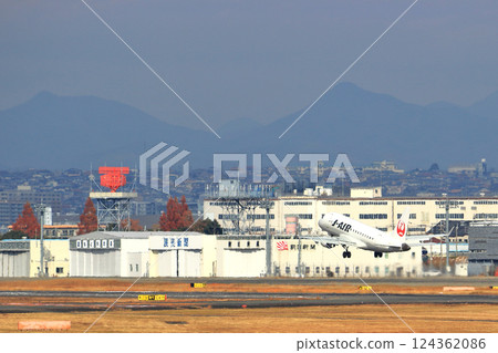 大阪國際機場日航飛機起飛天空公園 大阪國際機場日航飛機起飛天空公園 124362086