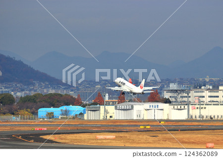 大阪國際機場日航飛機起飛天空公園 124362089