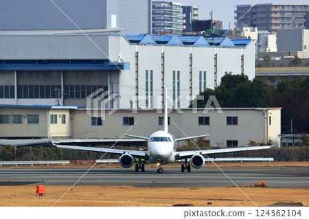 大阪國際機場日航飛機起飛天空公園 124362104