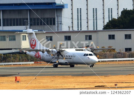 大阪國際機場日航螺旋槳飛機飛機起飛準備天空公園 124362207