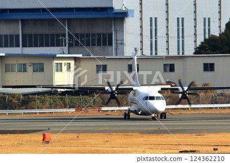 大阪國際機場日航螺旋槳飛機飛機起飛準備天空公園 大阪國際機場日航螺旋槳飛機飛機起飛準備天空公園 124362210