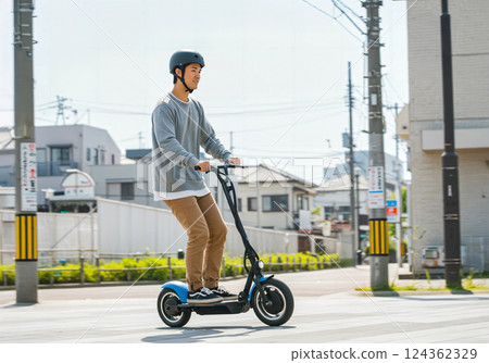 一名男子騎著電動滑板車穿越城市 124362329