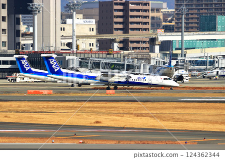大阪國際機場 ANA 龐巴迪 DHC8-Q400 螺旋槳飛機起飛就緒 Sky Park 大阪國際機場 ANA 龐巴迪 DHC8-Q400 螺旋槳飛機起飛就緒 Sky Park 124362344