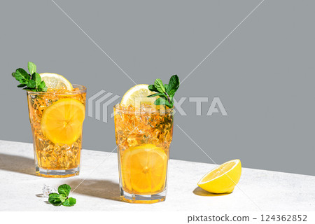 Iced tea with lemon and mint 124362852