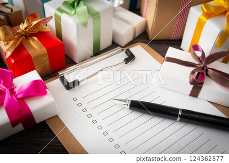 Checklist and gift box, shopping list, writing out gifts to prepare 124362877