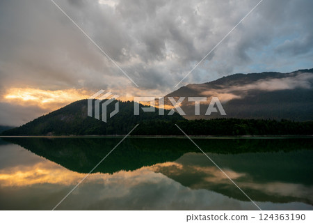 Sunset in the Karwendel Mountains, reflection in Lake Sylvenstein. 124363190