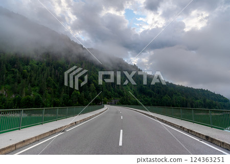 Bridge over Lake Sylvenstein, in the Karvendel Mountains in Upper Bavaria Bridge over Lake Sylvenstein, in the Karvendel Mountains in Upper Bavaria 124363251