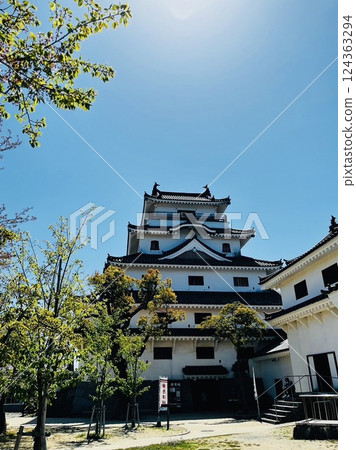 藍天映襯下的天守閣 藍天映襯下的天守閣 124363294