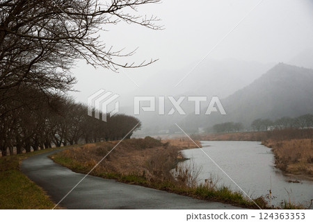 兵庫縣丹波市的風景：霧氣籠罩的河岸 124363353