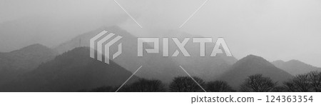 兵庫縣丹波市霧氣瀰漫的風景 124363354