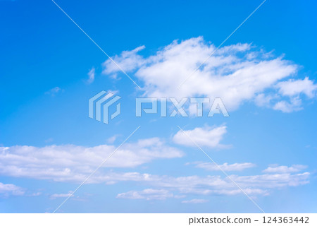 『背景素材/藍天素材』清爽的藍天白雲 124363442