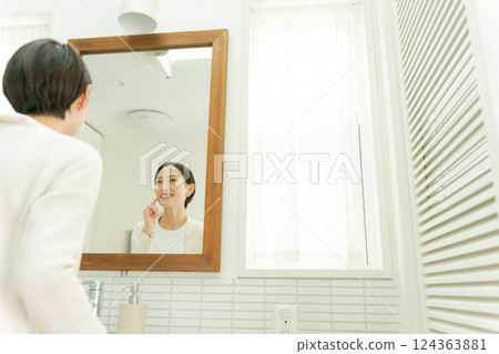 中年婦女在浴室裡看著鏡子 124363881