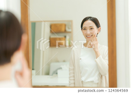 中年婦女在浴室裡看著鏡子 124364569