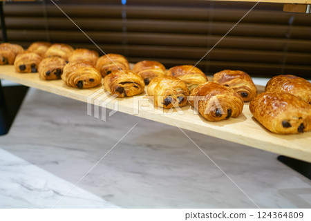巧克力麵包由丹麥麵團和巧克力製成。 124364809