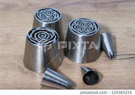 Set of pastry tips made from stainless steel. Tips for making marshmallow tulips and classic marshmallows. 124365253